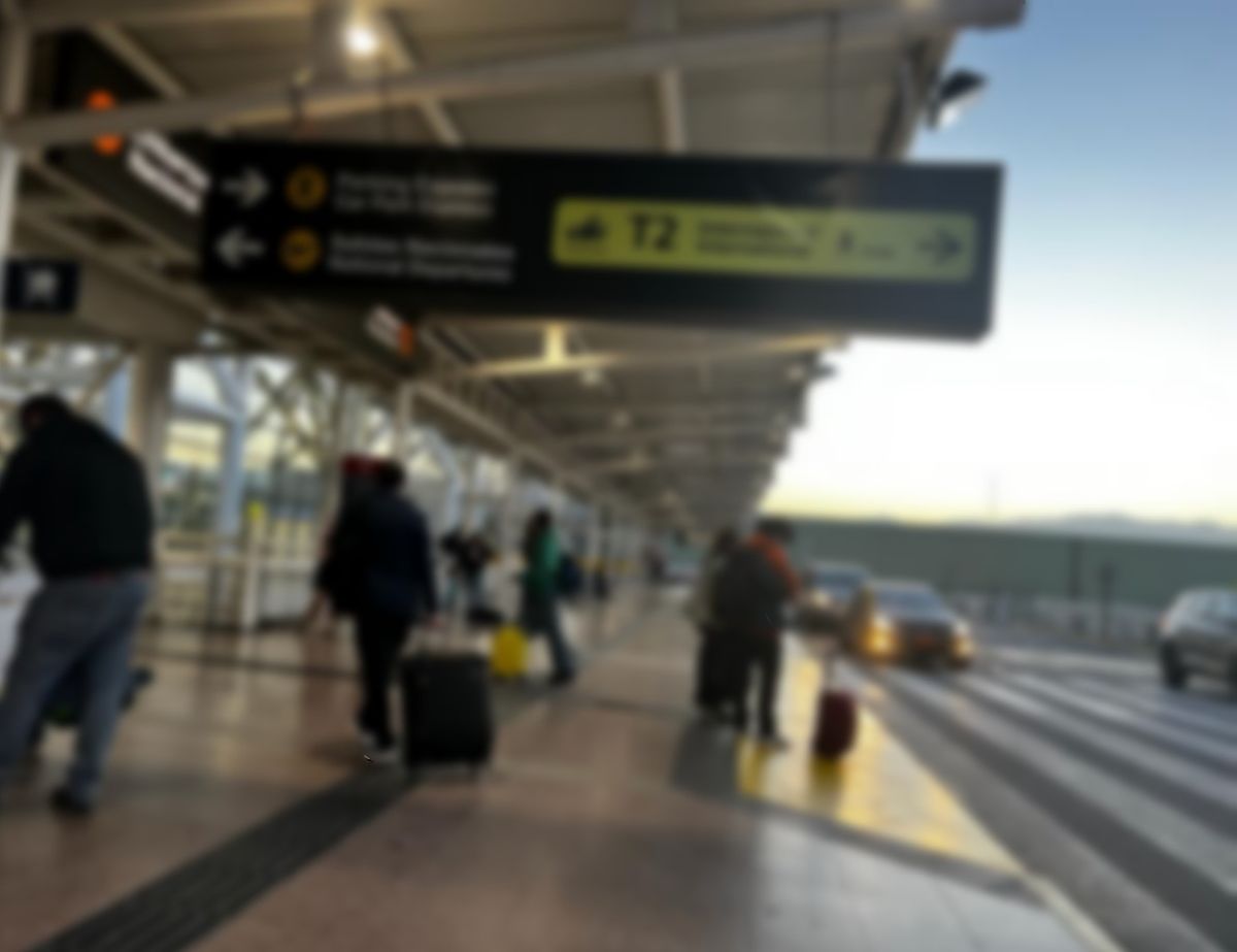 Los Hacheros (taxi pirata) actúan principalmente en el sector de la Puerta 4 del Aeropuerto de Santiago, aprovechado viajeros sin dominio del idioma español. - Ladevi Medios y Soluciones Los Hacheros (taxi pirata) actúan principalmente en el sector de la Puerta 4 del Aeropuerto de Santiago, aprovechado viajeros sin dominio del idioma español.