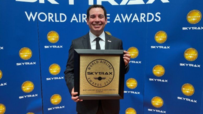 Víctor Mejía, CCO de JetSmart Airlines, recibió el premio de Skytrax.