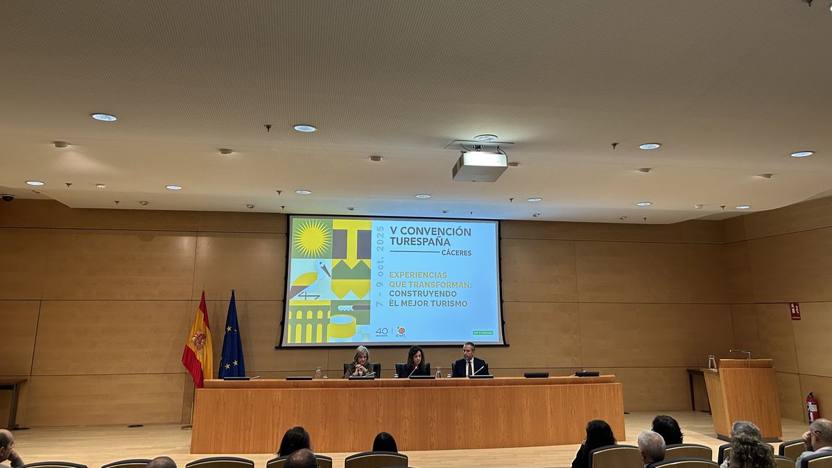 Rosario Sánchez, Miguel Sanz y Victoria Bazaga detallan en rueda de prensa la V Convención Turespaña 2025.