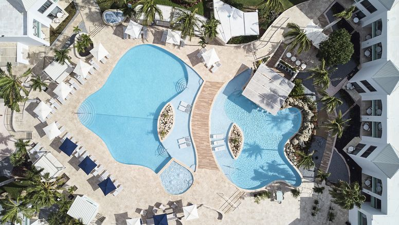 El Courtyard by Marriott Aruba Resort cuenta con gimnasio abierto las 24 horas y un Sirena Island Spa en el que se brindan masajes relajantes y terapias para la piel.