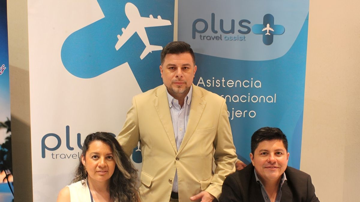 Equipo de Plus Travel Assist, conformado por Sandy Bermeo, jefe de Operaciones, y Crystian Vinueza, gerente para Latinoamérica (centro). - Ladevi Medios y Soluciones Equipo de Plus Travel Assist, conformado por Sandy Bermeo, jefe de Operaciones, y Crystian Vinueza, gerente para Latinoamérica (centro).