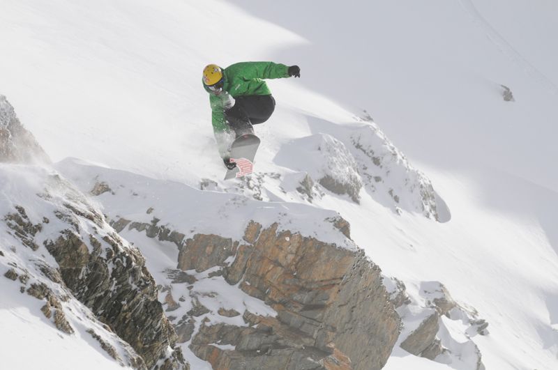 El snowboard combina las acrobacias del surf con el esquí alpino y cuenta con varias prácticas de competición.