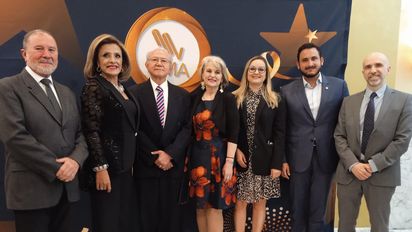 Líderes de GMA en la cena de clausura del año.