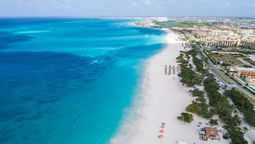 Eagle Beach, la playa de Aruba elegida como la mejor del Caribe y la segunda mejor del mundo.