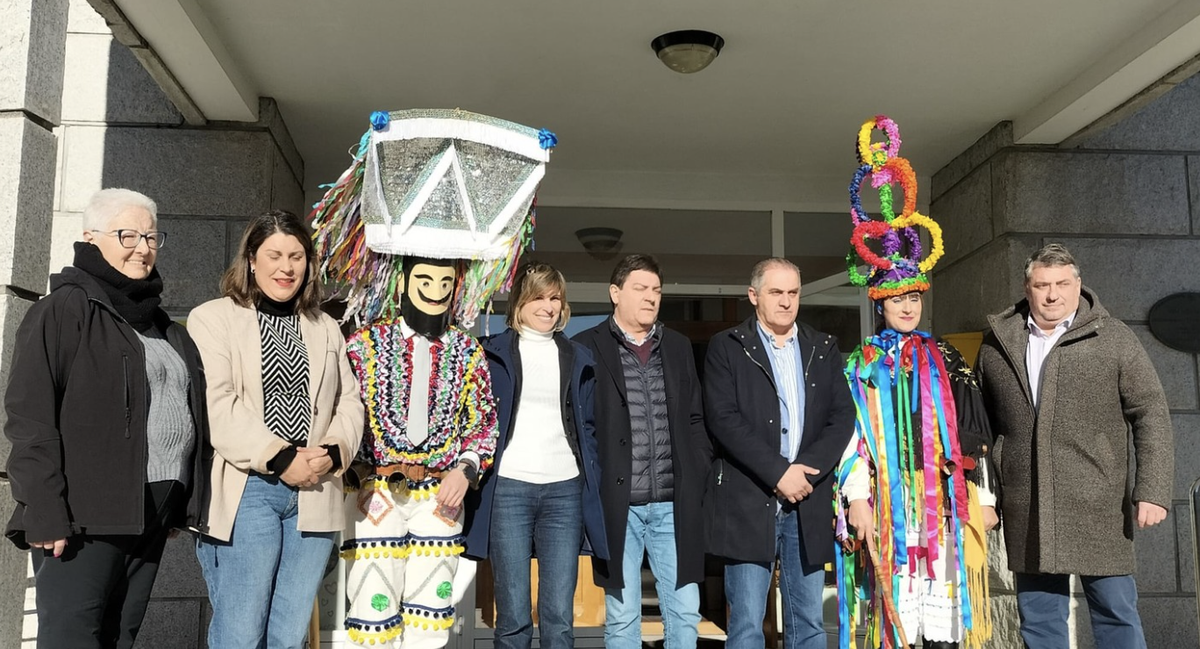La directora de Turismo de Galicia, Nava Castro, junto a otros representantes gallegos inaugurando la promoción turística del entroido 2023.