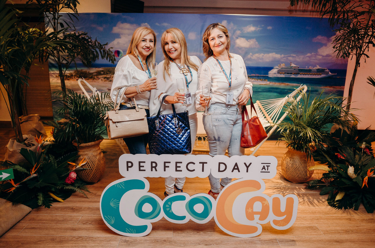 Deluxe Travel festejando el regreso de Royal Caribbean.