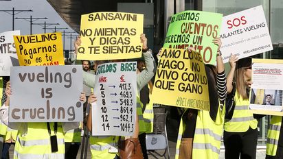 Trabajadores de Vueling en una de las protestas exigiendo mejoras salariales.