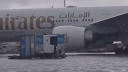 Avión de Emirates en medio de la pista totalmente inundada.