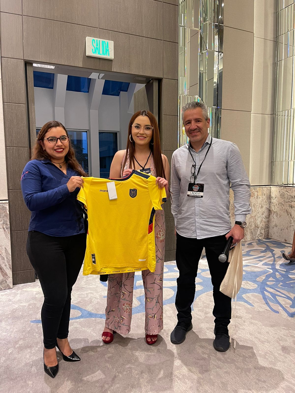 Durante el Workshop de Ladevi se sortearon camisetas oficiales de la selección ecuatoriana de fútbol.