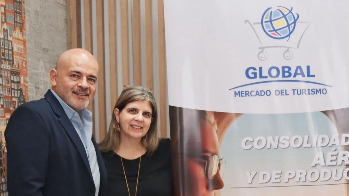 Ricardo Estupiñán, gerente de Estrategia, y Alicia Maldonado,gerente general de Global Mercado del Turismo, durante la entrevista sobre losplanes de 2026.
