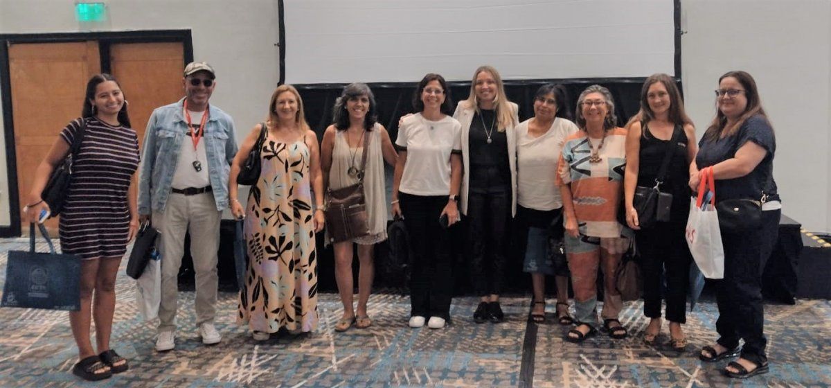 Jimena Cersosimo, ejecutiva de cuentas de Aviareps para Experience Kissimmee, junto a agentes de viajes que asistieron a la presentación.