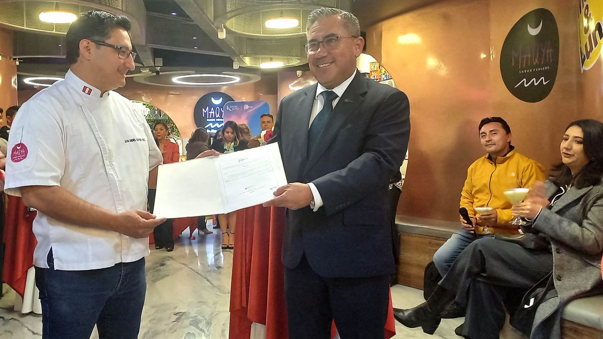 El chef Juan Andrés Castro, de Maqya, recibió un reconocimiento por ser el primer restaurante de Quito en recibir la licencia de la marca Perú.