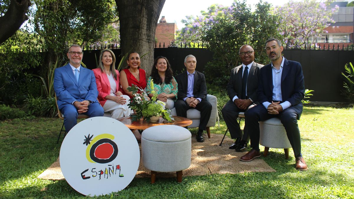 Turespaña: el jurado de los Spain Talks 2025 junto a Felipe Formariz Pombo, Consejero de Turismo de España para Argentina, Bolivia, Chile, Ecuador, Paraguay, Perú y Uruguay.