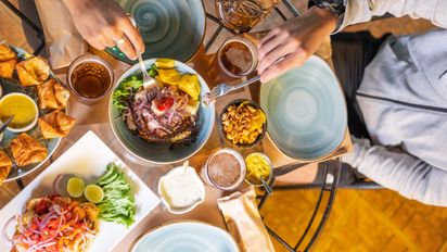 Explora la vibrante gastronomía de Lima con estos cinco platos y bebidas que capturan la esencia culinaria de la ciudad.