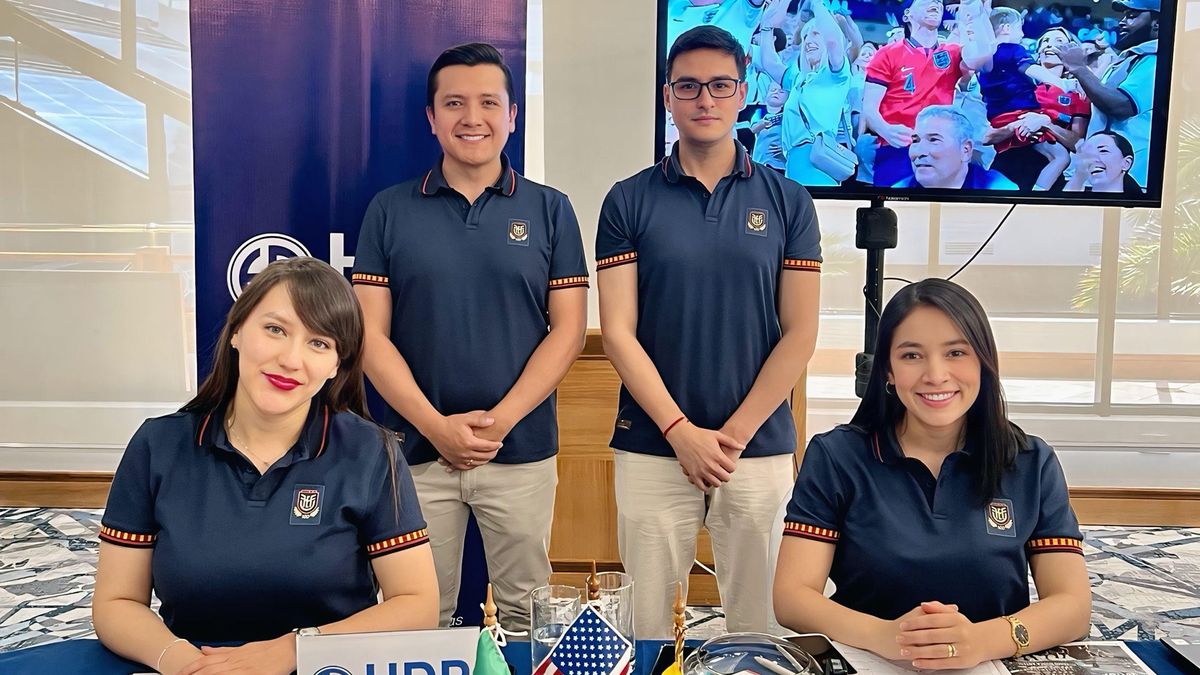 Equipo de HDP Representaciones en Quito, encabezado por su jefe de Oficina Gustavo Zapata (izq.).