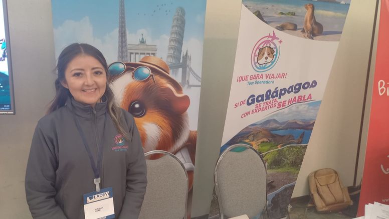 Andrea Cabrera, gerente general de ¡Qué Gara Viajar!, en Ladevi Workshop en Guayaquil, donde promovió Galápagos y otros destinos internacionales.&nbsp;