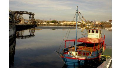 El riachuelo en La Boca, un atractivo imperdible en el circuito sobre inmigrantes.