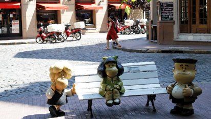 En Buenos Aires la foto con Mafalda en la calle Chile ( San Telmo)&nbsp; es un clásico del barrio.