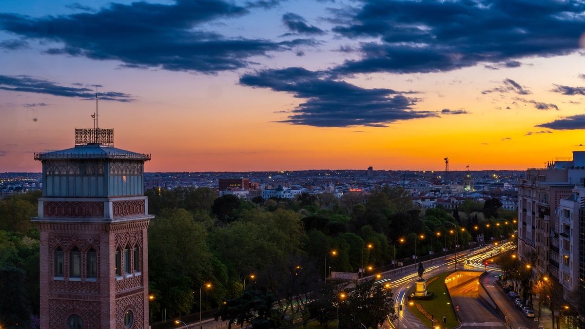 Viajar con menos equipaje puede ayudarte a reducir o incluso eliminar la necesidad de usar consignas.