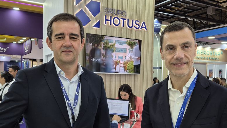 Alberto Barredo Agras, director general del Área de Turismo de Grupo Hotusa; junto a Xavier Cortés, Managing Director de Keytel.