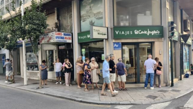 Cola de clientes a las puertas de las agencias de viajes de Murcia que vende el Imserso.
