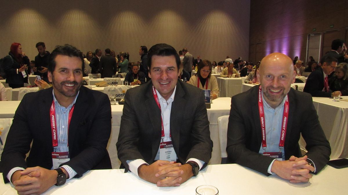 Juan Peláez, gerente de Representaciones de UltraGo; Santiago Álvarez, director ejecutivo de&nbsp;Latam Colombia; y Cemal Kaya, director de Turkish Airlines para Colombia, Panamá, Venezuela y Ecuador.&nbsp;