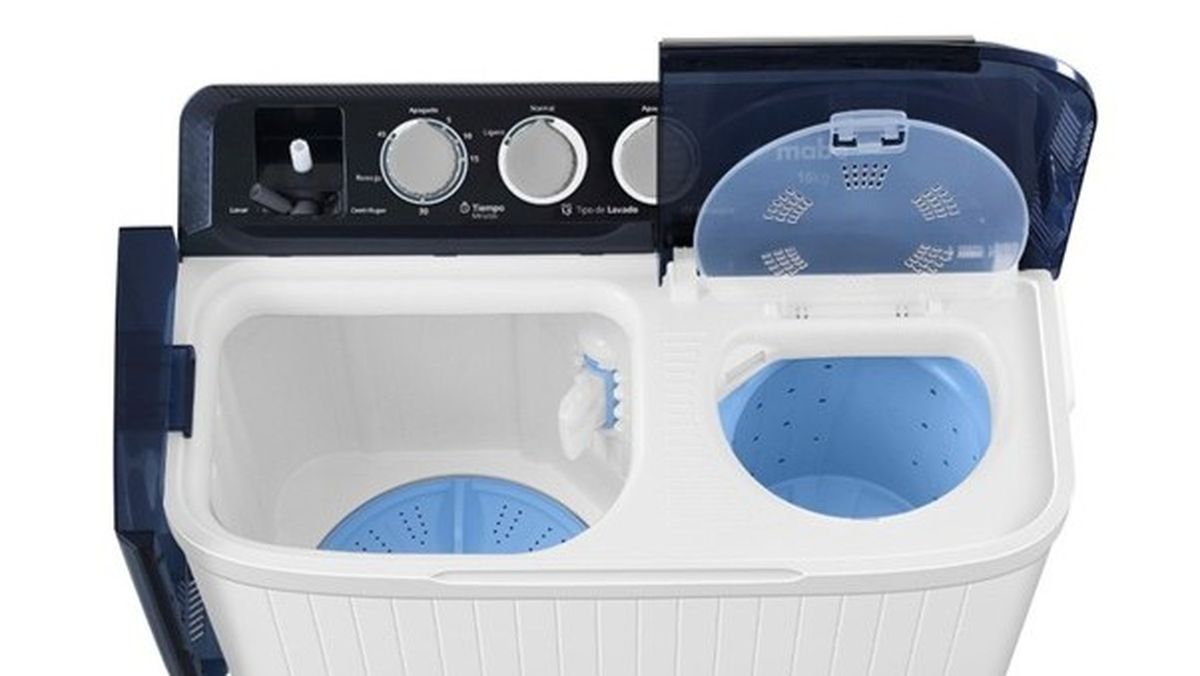 Este tipo de lavadoras es común en hogares donde se busca tener mayor control sobre el proceso, ya que requiere intervención manual para trasladar la ropa de una tina a otra. Su diseño compacto y su sistema funcional la convierten en una opción eficiente y fácil de instalar.