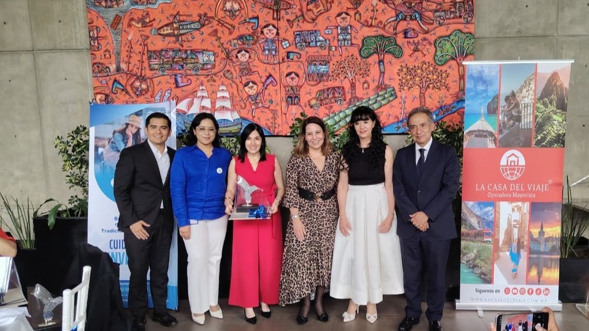 La presidenta de Confetur, Teresa Hernández, junto al equipo de MAS Servicios.