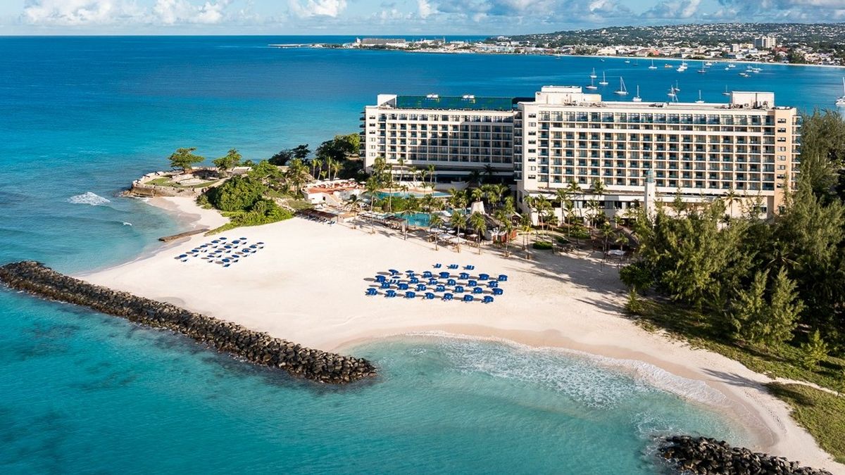 Hilton Barbados Resort destaca por su ubicación privilegiada en la isla.