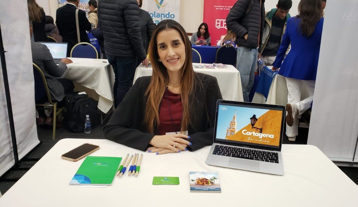 En el marco de la edición Perú de Ladevi Workshop, Juliana Alvarado, coordinadora de Mercadeo de Cotelco, encargada de mostrar la oferta en alojamiento y experienciasen Cartagena de Indias y Bolívar. - Ladevi Medios y Soluciones En el marco de la edición Perú de Ladevi Workshop, Juliana Alvarado, coordinadora de Mercadeo de Cotelco, encargada de mostrar la oferta en alojamiento y experienciasen Cartagena de Indias y Bolívar.