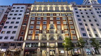 Fachada del Catalonia Plaza España, uno de los hoteles que contó con una reforma e inversión externa en España.