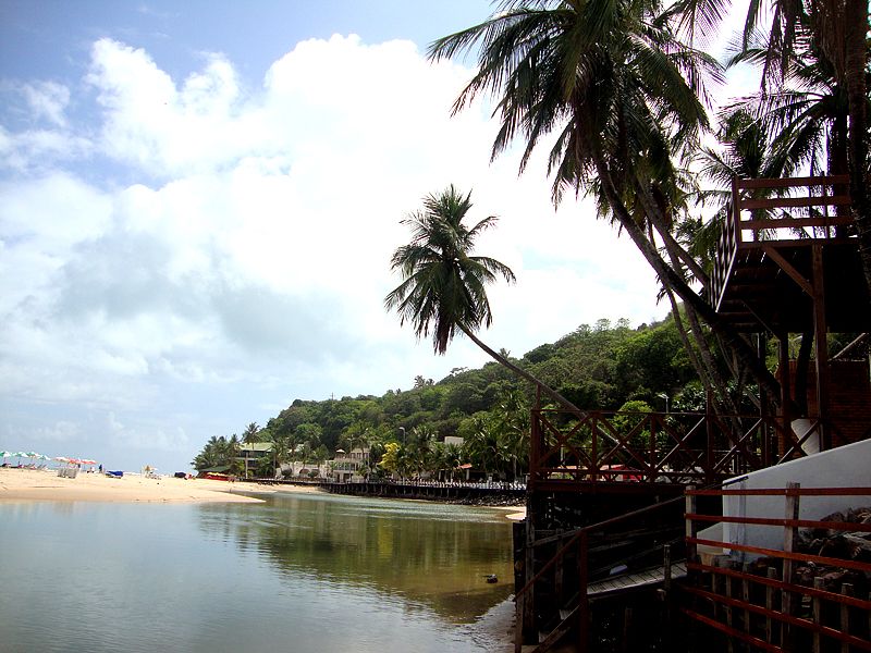 La playa del Centro con marea alta forma un curioso paisaje.