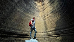 altText(El alucinante paisaje donde podés caminar dentro de un volcán)}