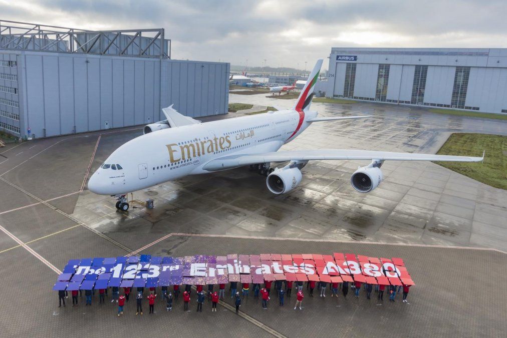 El equipo de Emirates recibe en las instalaciones de Airbus su A380 número 123.