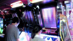 Extintos en casi todo el mundo, los locales de videojuegos afloran a la vuelta de cada esquina,