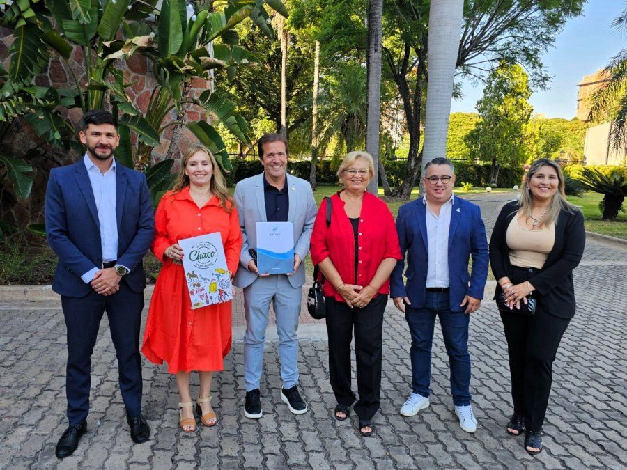 Andrés Deyá, titular de la Federación, y Verónica Mazzaroli, presidenta del Instituto de Turismo de Chaco, firmaron el convenio de adhesión de la provincia del Litoral al Registro Nacional de Agencias de Viajes. &nbsp;