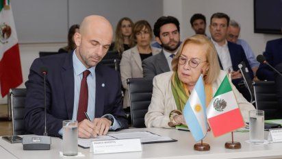 El secretario de Transporte de la Argentina, Franco Mogetta, firma el acuerdo con Lilia Eugenia Rossbach Suárez, embajadora de México en la Argentina.