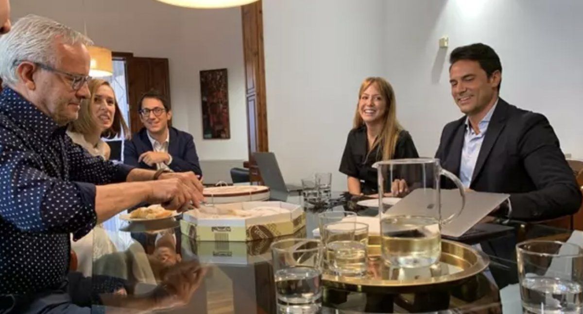 El conseller de Modelo Económico, Turismo y Trabajo en funciones de las Islas Baleares, Iago Negueruela, con delegados de Ryanair y representantes de la Asociación de de panaderos y pasteleros de Baleares.