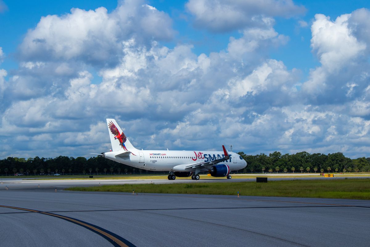 La compañía ultra low cost JetSmart anunció tickets aéreos desde los $2 mil para vuelos nacionales y $23 mil para destinos internacionales entre el 15 y el 18 de enero. - Ladevi Medios y Soluciones La compañía ultra low cost JetSmart anunció tickets aéreos desde los $2 mil para vuelos nacionales y $23 mil para destinos internacionales entre el 15 y el 18 de enero.