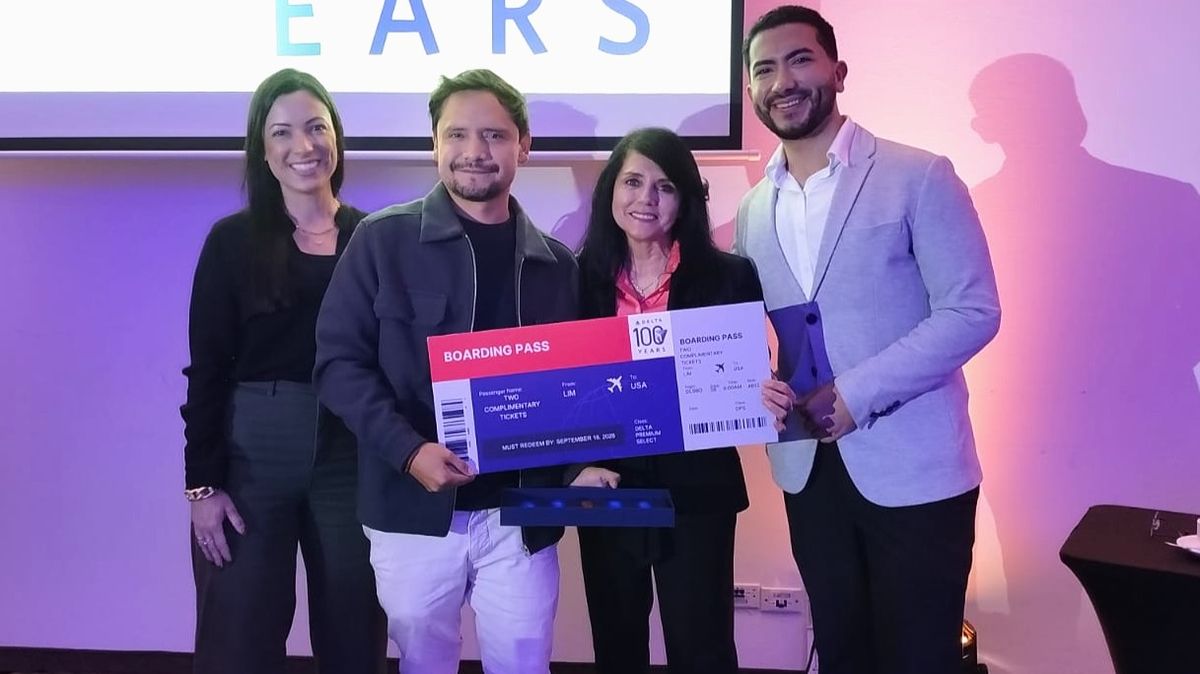 Ganador de uno de los sorteos junto al equipo de Delta Air Lines.