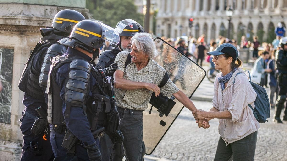 Un hombre se encara con la policía francesa durante los disturbios.