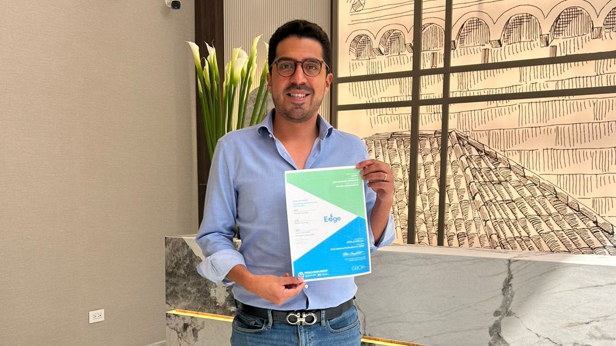 Juan Sebastián Latorre, Gerente general del Hotel Le Parc, sostiene la certificación Edge Advanced. - Ladevi Medios y Soluciones Juan Sebastián Latorre, Gerente general del Hotel Le Parc, sostiene la certificación Edge Advanced.