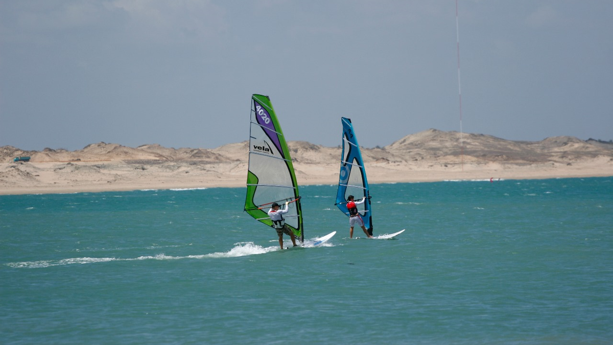 Deportes acu&aacute;ticos: adrenalina y diversi&oacute;n entre olas, sol y arena blanca.