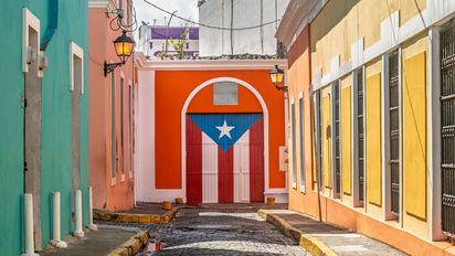 Imagen de una casa pintada con la bandera de Puerto Rico