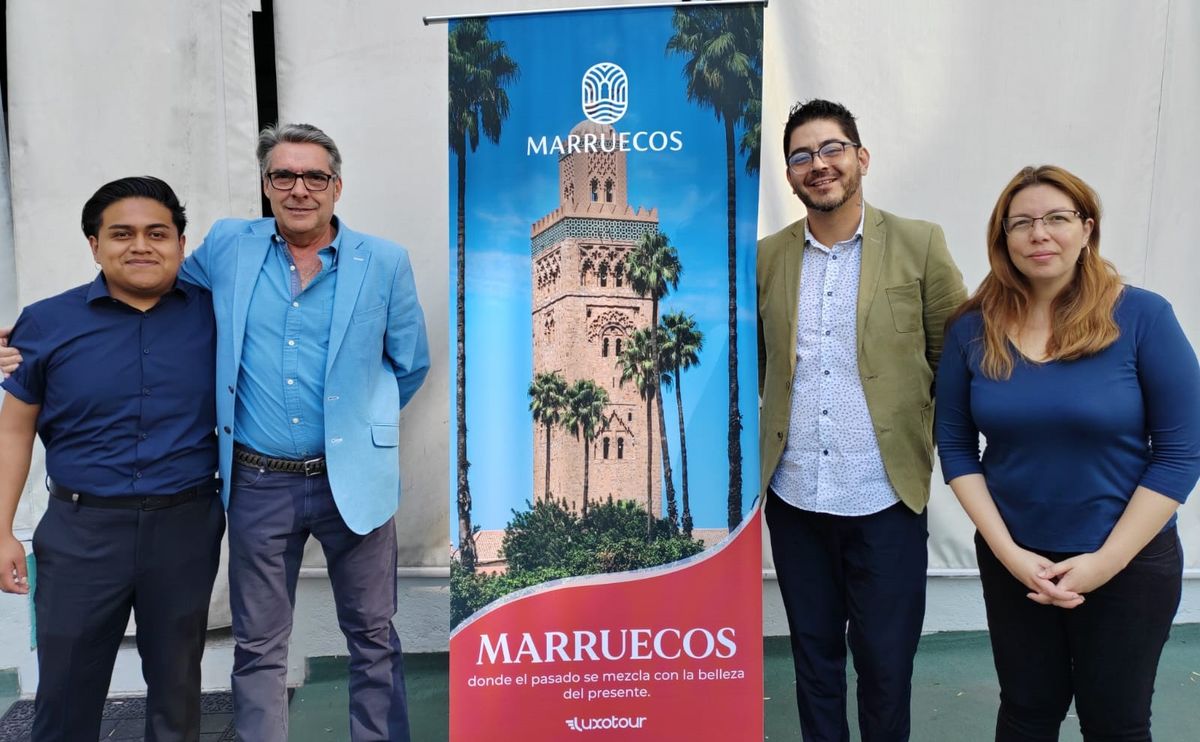 El director comercial de Luxotour junto al equipo de Juliá Tours en México.&nbsp;