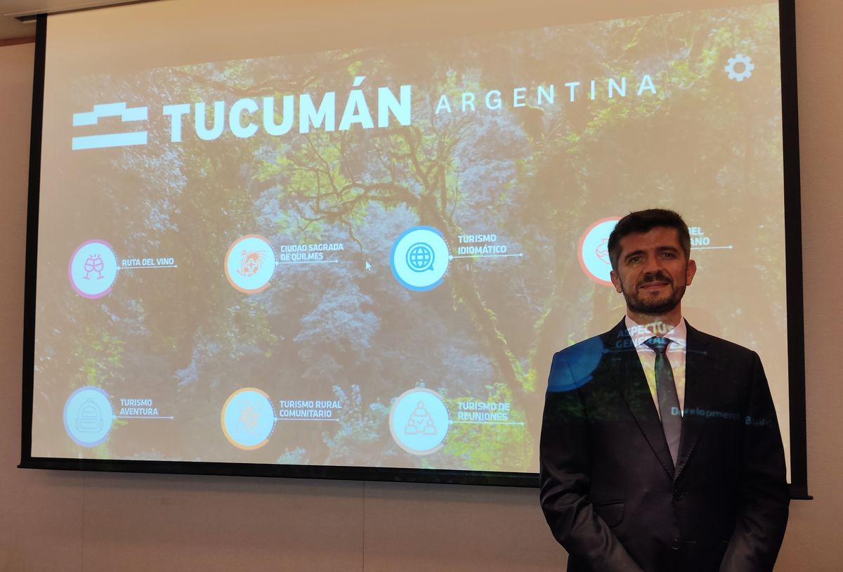 El presidente del Ente Autárquico Tucumán Turismo en conferencia en Lima.