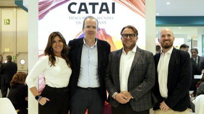 Catai y Blue Ribbon Bags tras la firma del acuerdo.