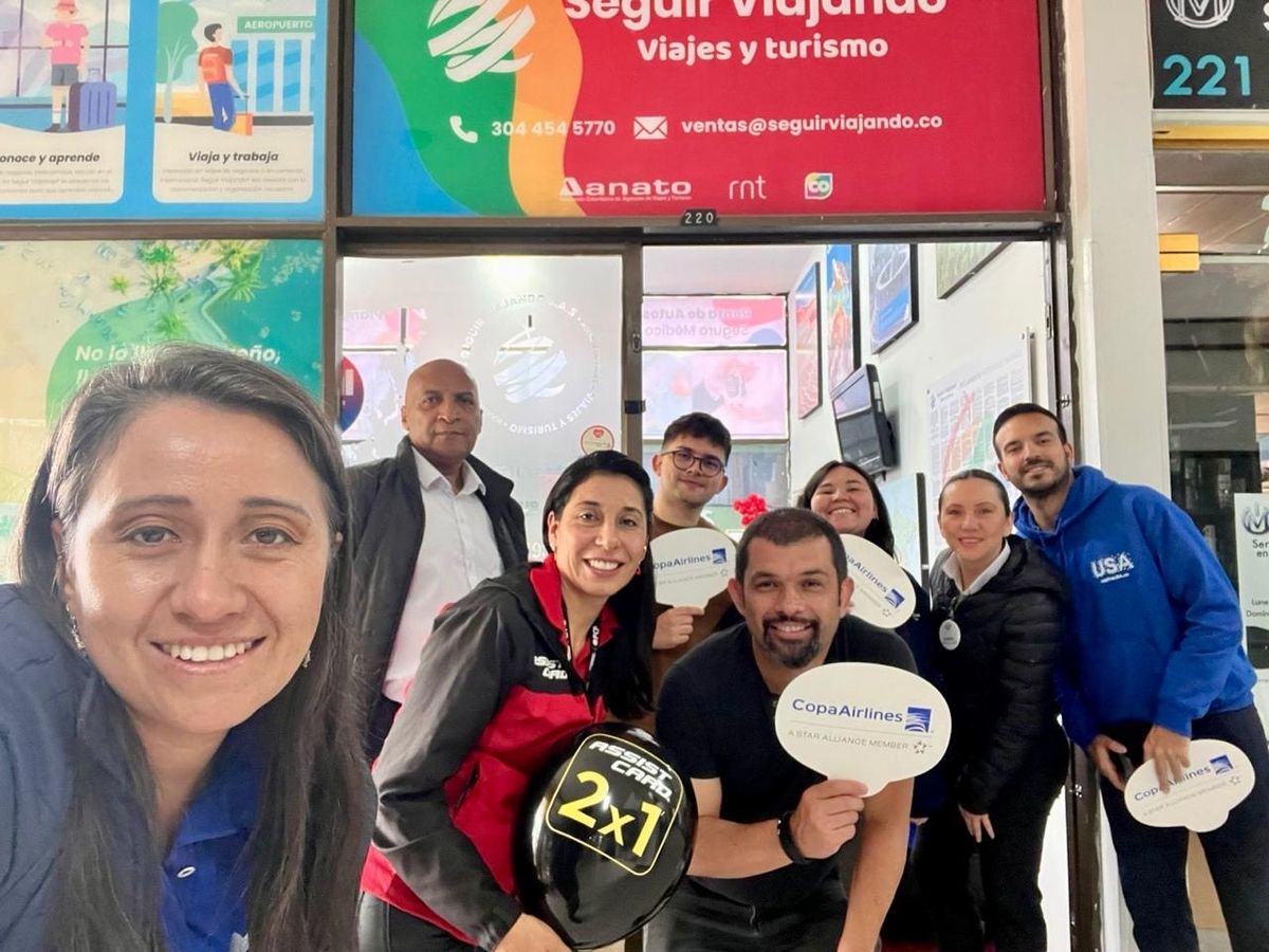 Representantes de Global Mercado del Turismo y sus socios estratégicos durante la Gran Caravana en Bogotá, fortaleciendo vínculos con agencias locales.