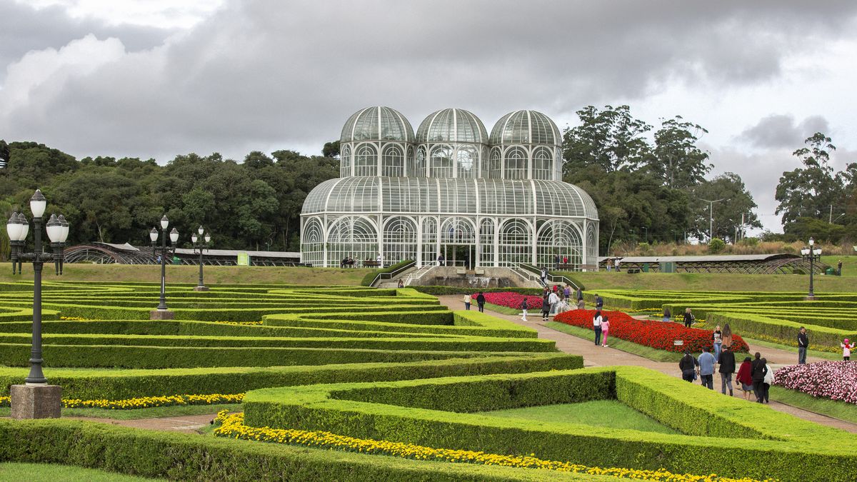 Con más de 40 playas, Florianópolis destaca por su diversidad de paisajes, surf, naturaleza y ambiente relajado en temporada estival.