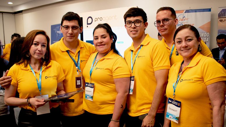 Parte del equipo de ProAgent en el Ladevi Workshop Quito, conformado por Aniela Fon, Johnny Ayrton Espejo, Lizeth Martínez, Nicolás Ocaña, Jorge Balada e Irisday Ramírez.&nbsp;
